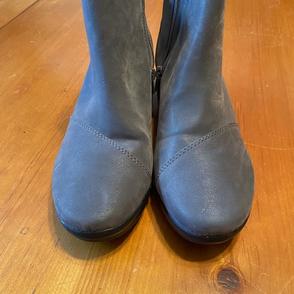 Clarks - Picture 2 of 5